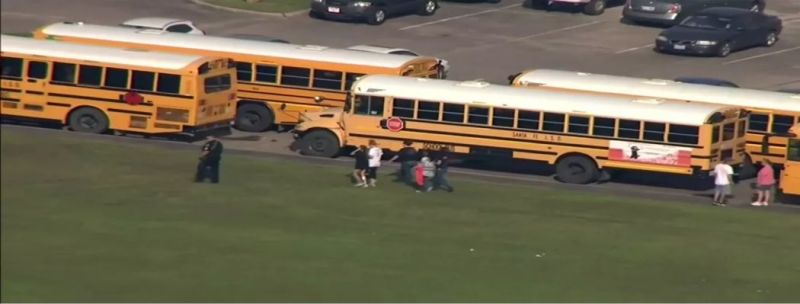 Alunos na parte externa da Santa Fe High School, no texas, após relatos de tiroteio 